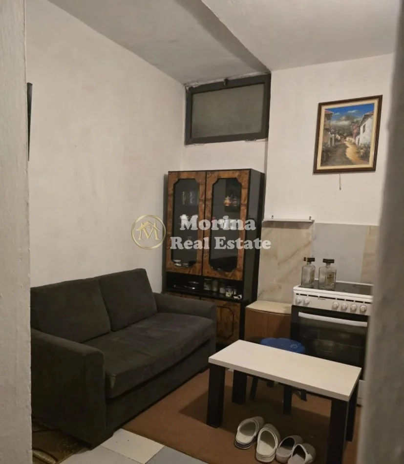 Tirane, jepet me qera shtepi 1+1 Kati 1, 50 m² 300 € (Vasil Shanto)