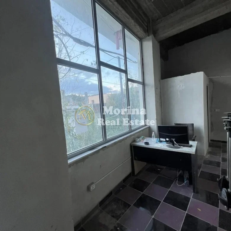 Tirane, jepet me qera ambjent biznesi Kati -1, 30 m² 250 € (Yzberisht)