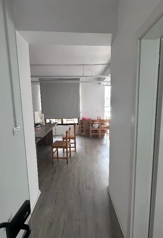 Tirane, jepet me qera ambjent biznesi Kati 2, 117 m² 1.200 € (Vasil Shanto)