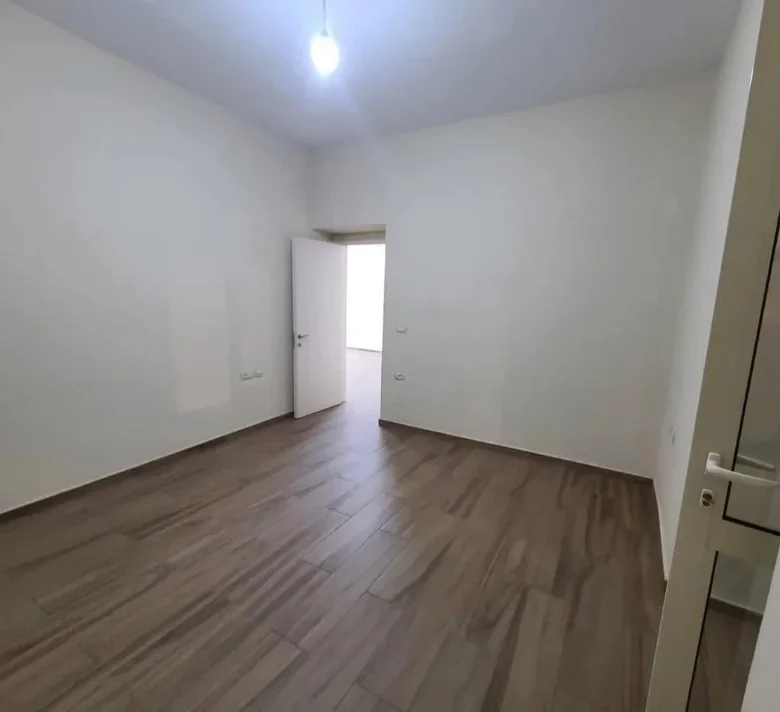 Tirane, jepet me qera ambjent biznesi Kati 2, 75 m² 850 € (Rruga Fortuzi)