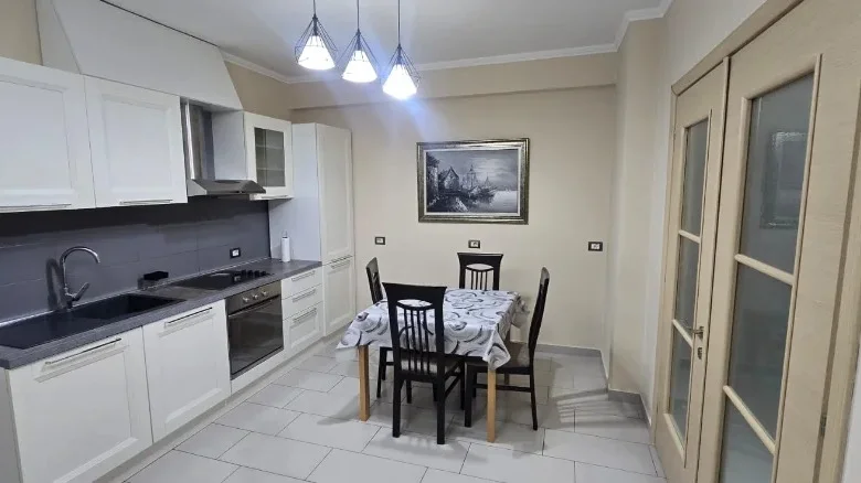 Tirane, jepet me qera apartament 2+1 Kati 5, 95 m² 600 € (Astir)