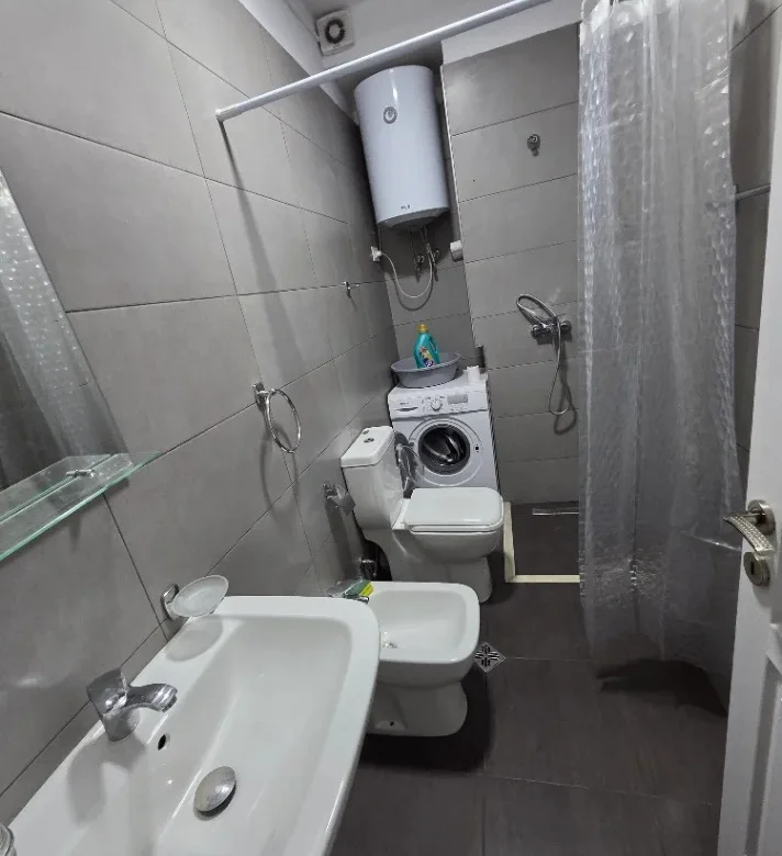 Tirane, jepet me qera apartament 1+1 Kati 8, 52 m² 450 € (Rruga e Elbasanit)