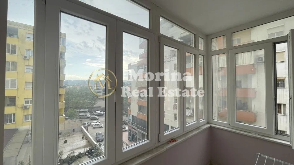 Tirane, jepet me qera apartament 1+1 Kati 4, 74 m² 450 € (Pallatet E Verdha)