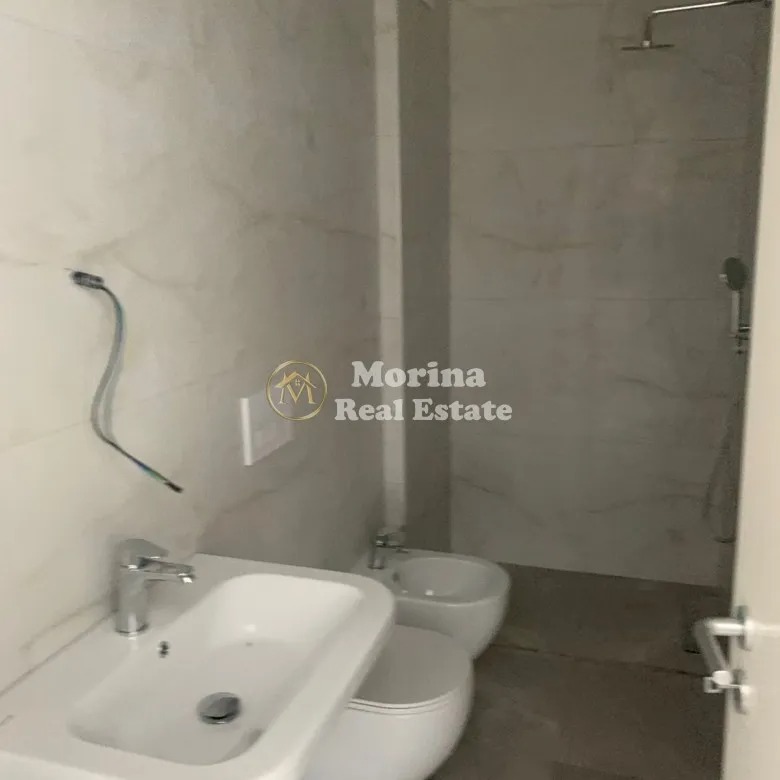 Tirane, jepet me qera ambjent biznesi Kati 2, 40 m² 250 € (Ali Demi, Mangalem)