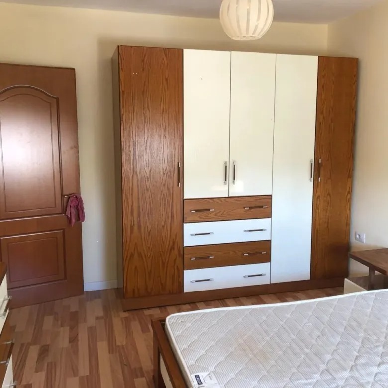 Tirane, jepet me qera apartament 2+1 Kati 4, 82 m² 500 € (Kinostudio)