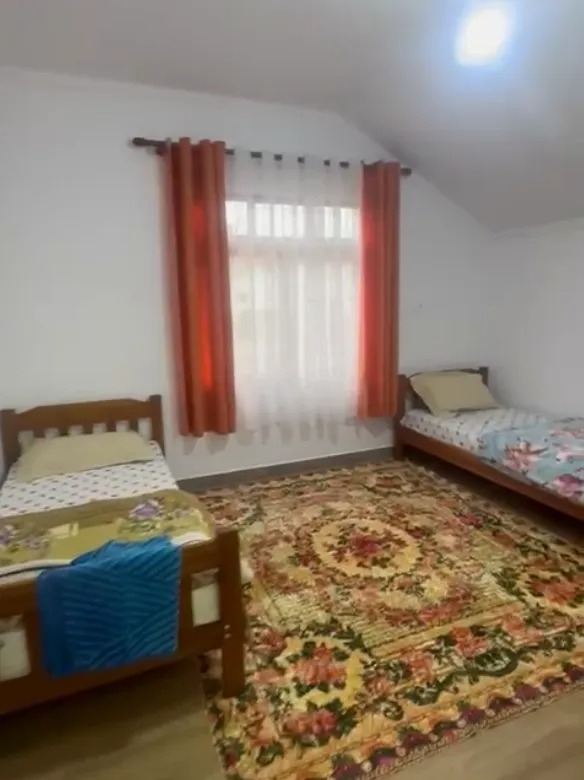 Tirane, jepet me qera Vile 2+1 Kati 3, 70 m² 350 € (Ali Demi)