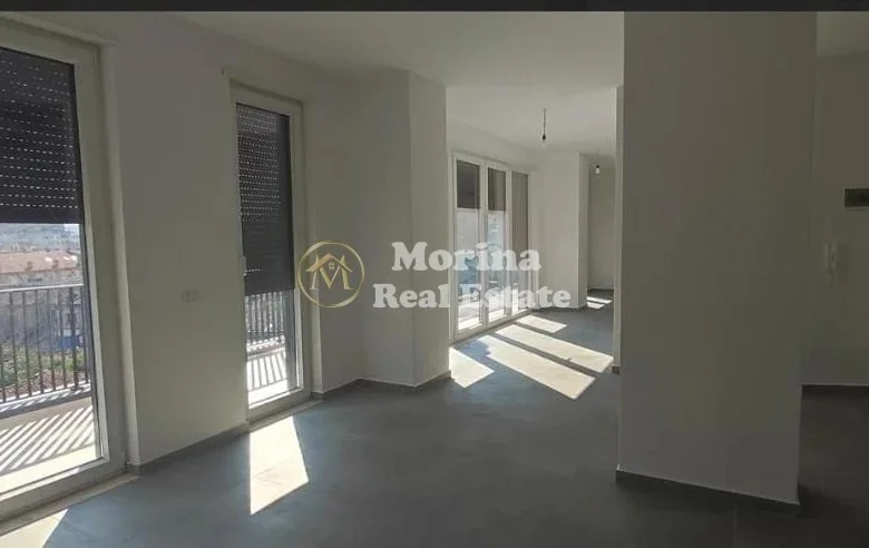 Tirane, jepet me qera ambjent biznesi Kati 5, 220 m² 2.500 € (Qender)