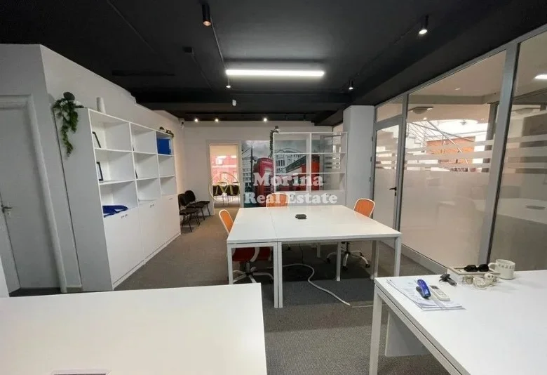 Tirane, jepet me qera ambjent biznesi Kati 2, 72 m² 1.000 € (Pazari Ri)