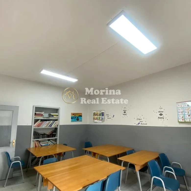 Tirane, jepet me qera ambjent biznesi Kati 3, 102 m² 1.000 € (Sheshi Willson)