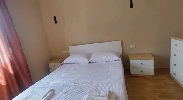 Tirane, jepet me qera apartament 1+1 Kati 4, 70 m² 600 € (Rruga e Dibres)