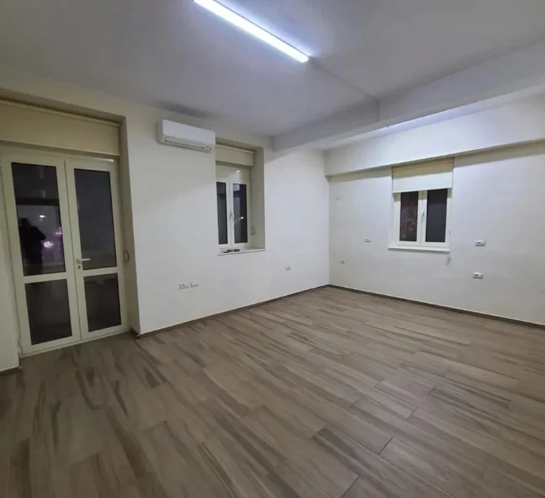 Tirane, jepet me qera ambjent biznesi Kati 2, 75 m² 850 € (Rruga Fortuzi)
