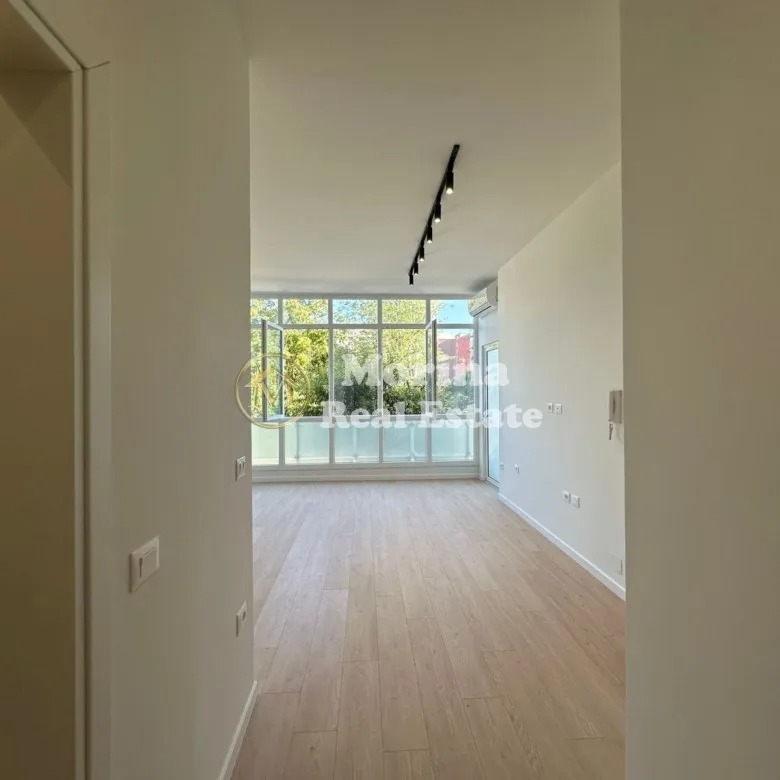 Tirane, jepet me qera ambjent biznesi Kati 1, 55 m² 500 € (Bulevardi i Ri)