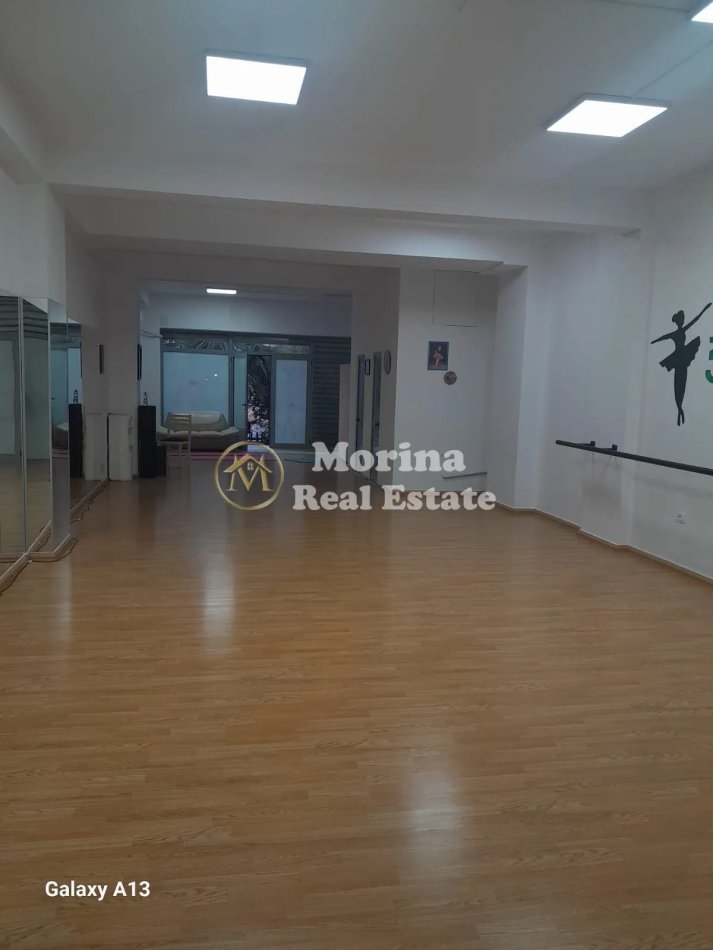 Tirane, jepet me qera dyqan Kati 1, 110 m² 600 € (Pallatet Cabej-Misto Mame)