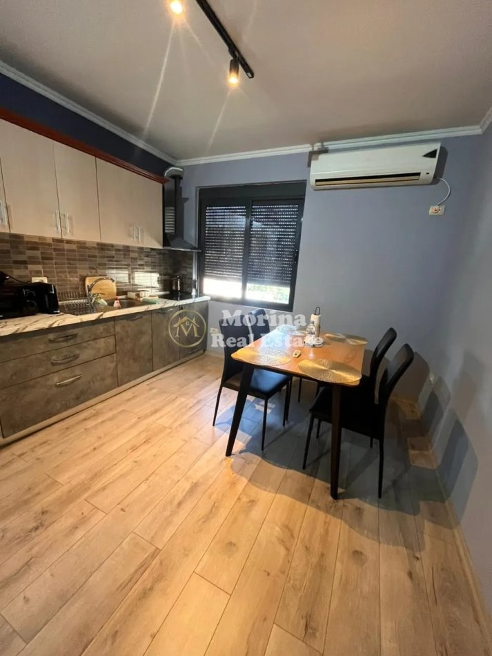 Tirane, jepet me qera apartament 2+1 Kati 3, 120 m² 550 € (Rruga Lord Bajroni)