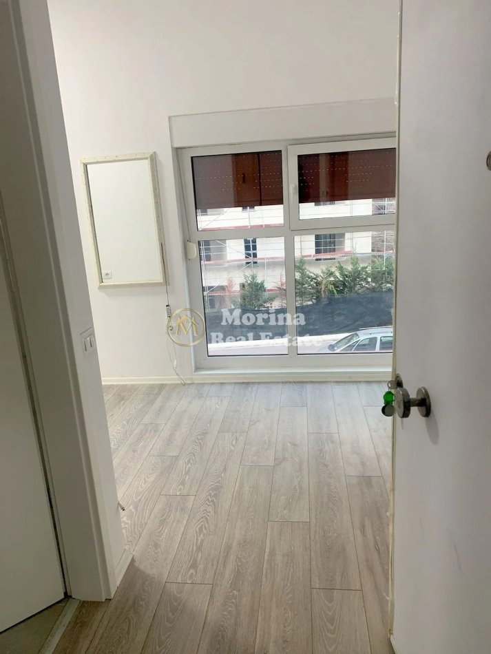 Tirane, jepet me qera ambjent biznesi Kati 2, 40 m² 250 € (Ali Demi, Mangalem)