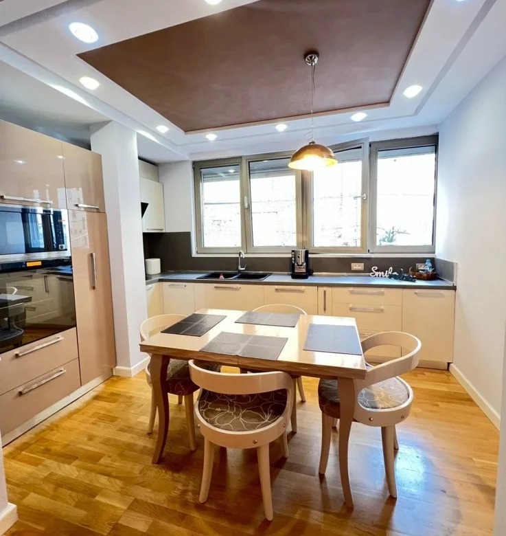 Tirane, jepet me qera apartament 2+1 Kati 1, 95 m² 1.200 € (Qender)