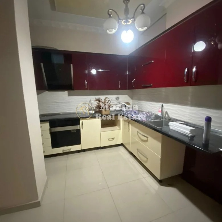 Tirane, jepet me qera ambjent biznesi Kati 2, 90 m² 500 € (Rruga 5 Maji)