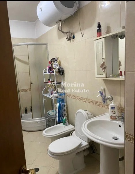 Tirane, jepet me qera apartament 2+1 Kati 4, 90 m² 600 € (Komuna e Parisit)