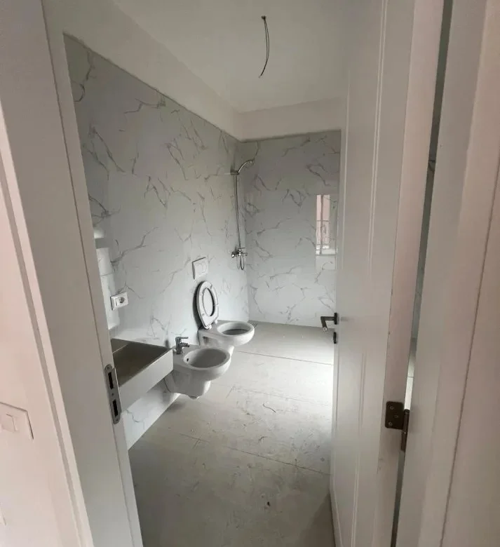 Tirane, jepet me qera ambjent biznesi Kati 6, 98 m² 670 € (Bulevardi i Ri)