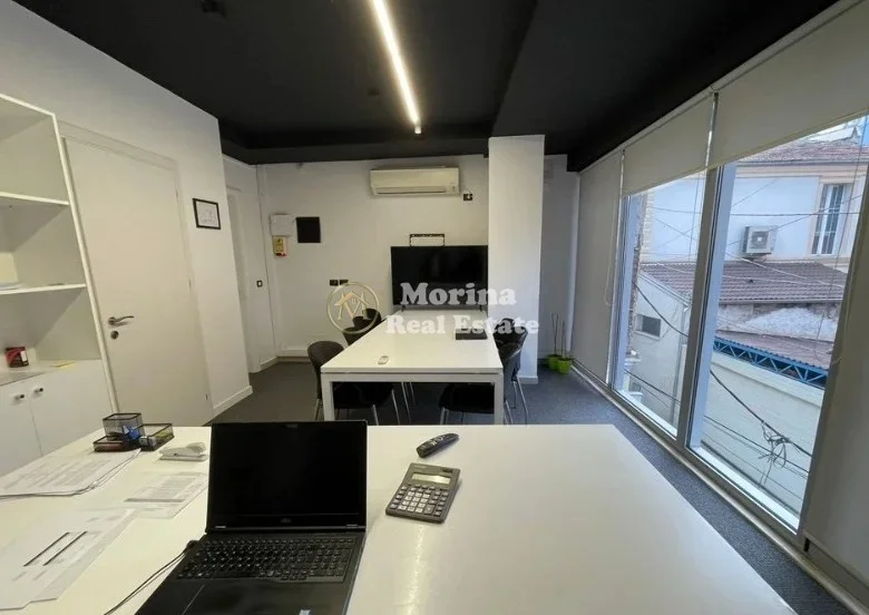 Tirane, jepet me qera ambjent biznesi Kati 2, 72 m² 1.000 € (Pazari Ri)