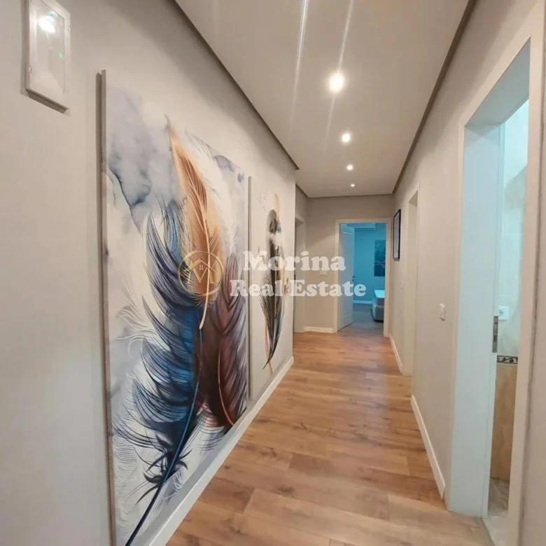 Tirane, jepet me qera apartament 2+1+Ballkon Kati 13, 125 m² 1.150 € (Blloku)