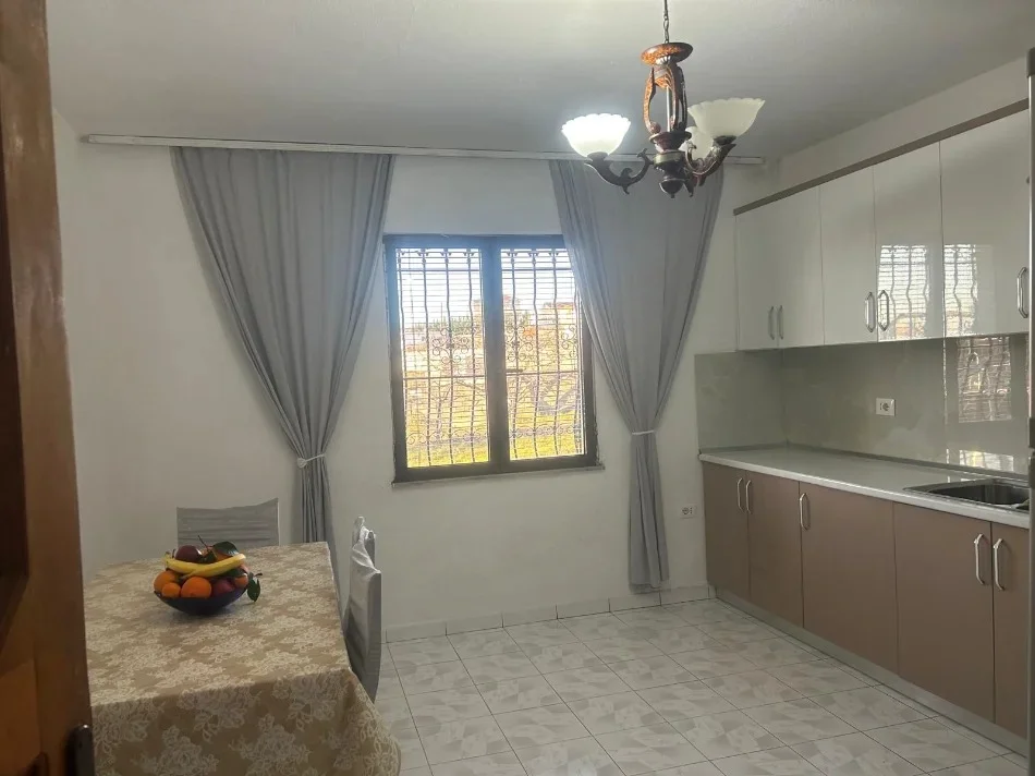 Tirane, jepet me qera shtepi 1+1 Kati 1, 120 m² 400 € (Paskuqan)