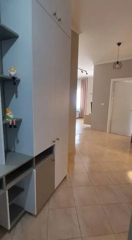Tirane, jepet me qera apartament 1+1 Kati 4, 70 m² 600 € (Rruga e Dibres)