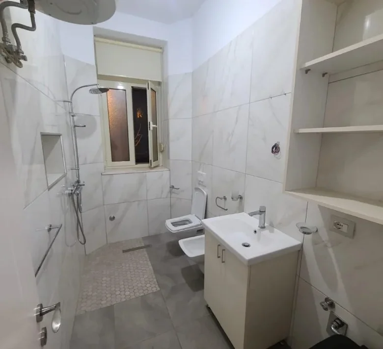 Tirane, jepet me qera ambjent biznesi Kati 2, 75 m² 850 € (Rruga Fortuzi)