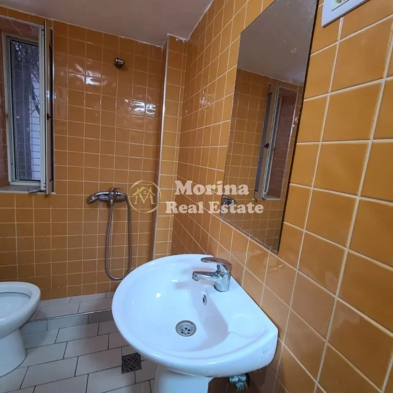 Tirane, jepet me qera garsonier Kati 1, 35 m² 310 € (Rruga 5 Maji)