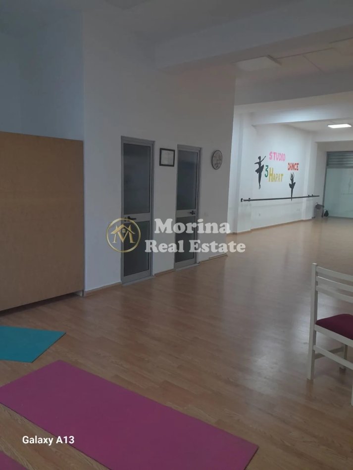 Tirane, jepet me qera dyqan Kati 1, 110 m² 600 € (Pallatet Cabej-Misto Mame)