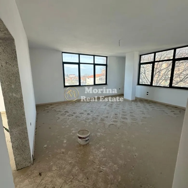Tirane, shitet Vile 4 Katshe , 720 m² 1.100.000 € (Kinostudio)