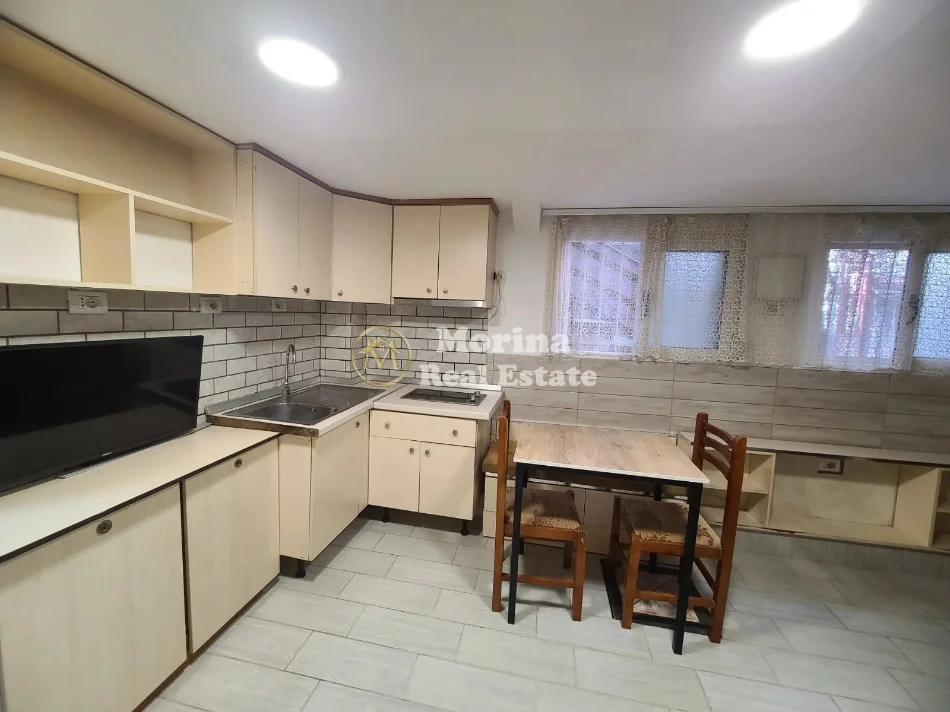 Tirane, jepet me qera garsonier Kati 1, 35 m² 310 € (Rruga 5 Maji)