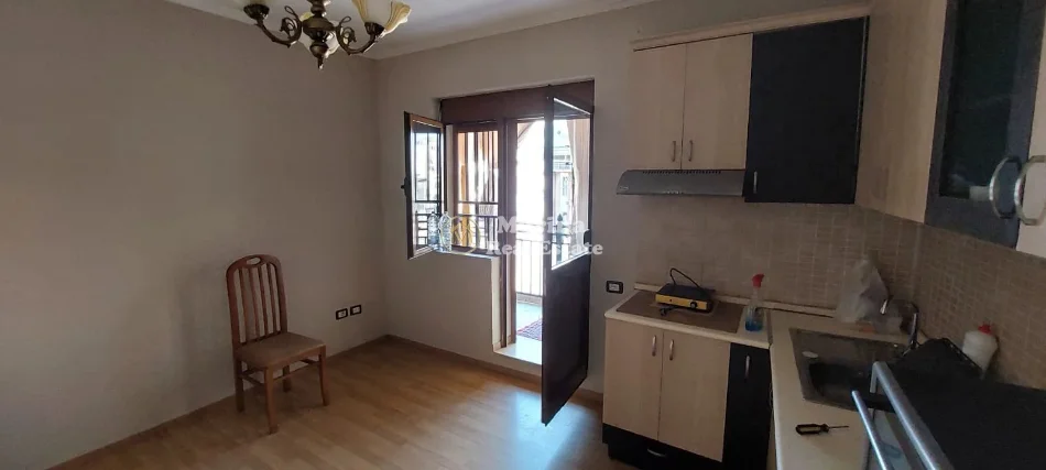 Tirane, jepet me qera apartament 1+1 Kati 6, 60 m² 400 € (Pazari i Ri)