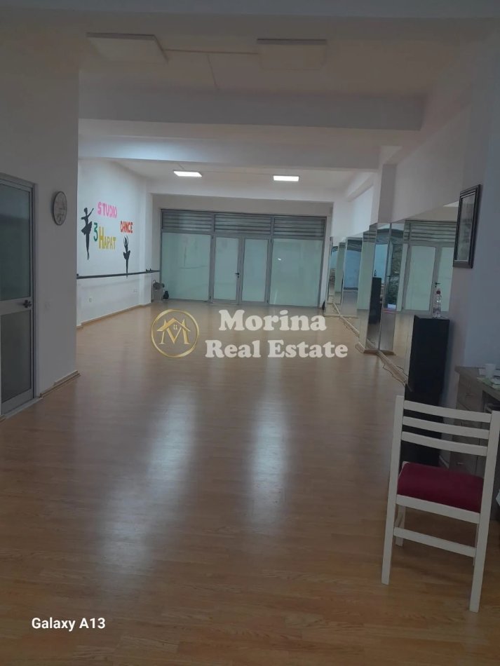 Tirane, jepet me qera dyqan Kati 1, 110 m² 600 € (Pallatet Cabej-Misto Mame)