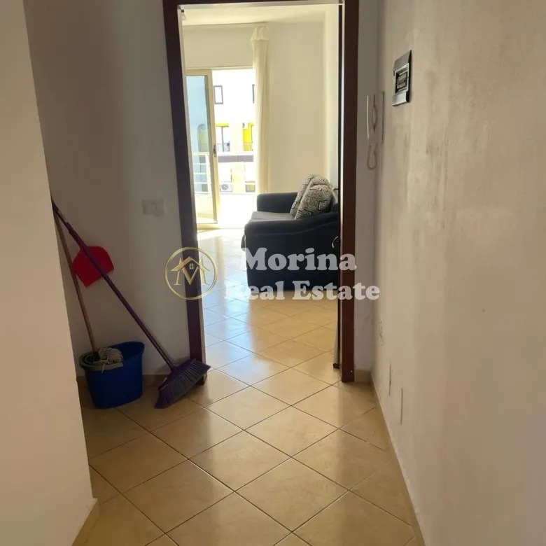 Tirane, jepet me qera apartament 1+1+Ballkon Kati 8, 45 m² 300 € (Yzberisht)