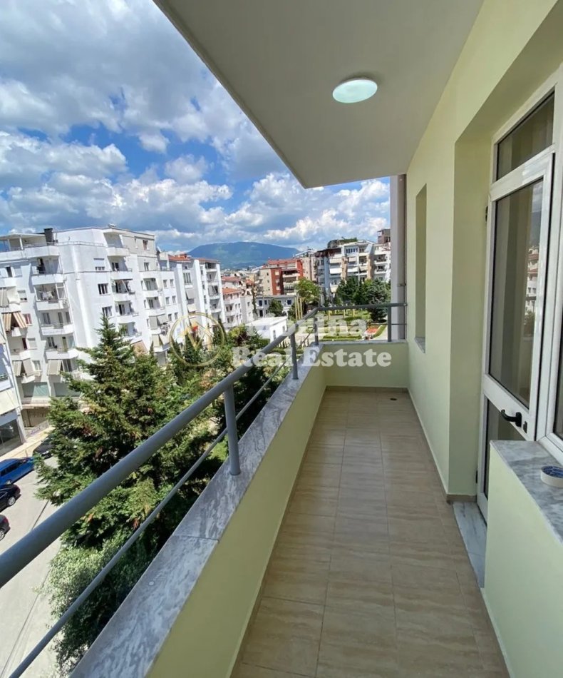 Tirane, jepet me qera apartament 2+1+Ballkon Kati 3, 94 m² 550 € (Kodra e Diellit)