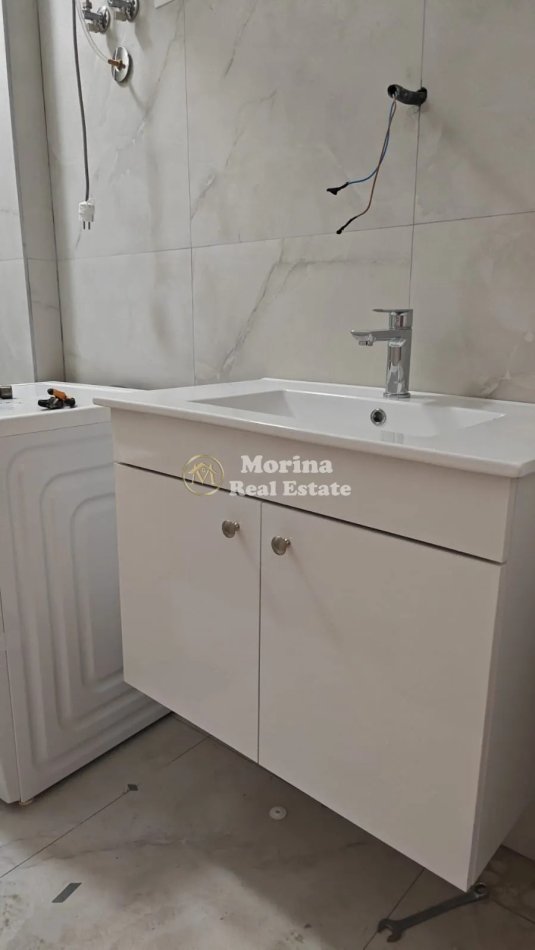 Tirane, jepet me qera apartament 1+1 Kati 1, 65 m² 500 € (Fresku)