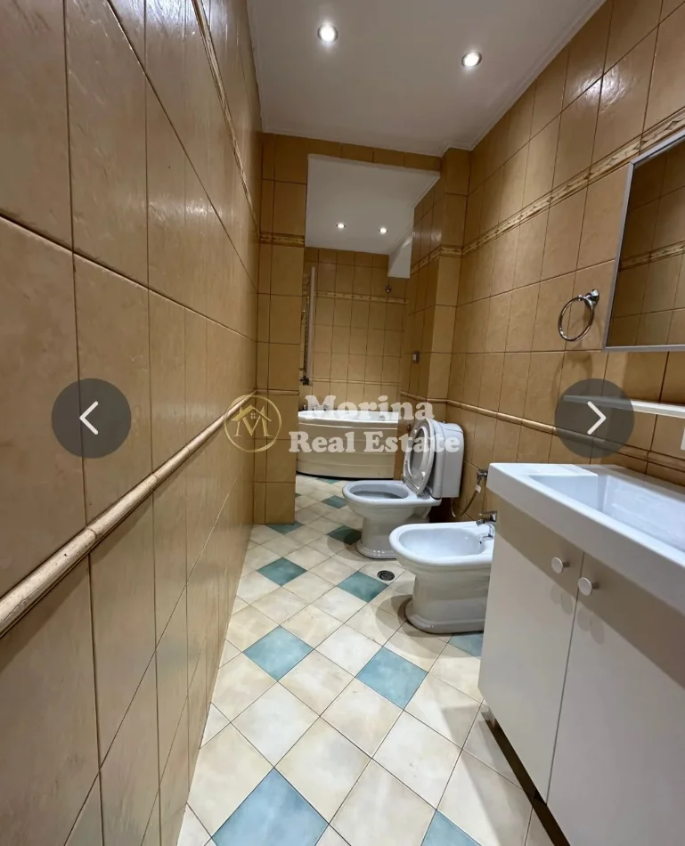 Tirane, jepet me qera ambjent biznesi Kati 2, 106 m² 1.000 € (Sheshi Willson)