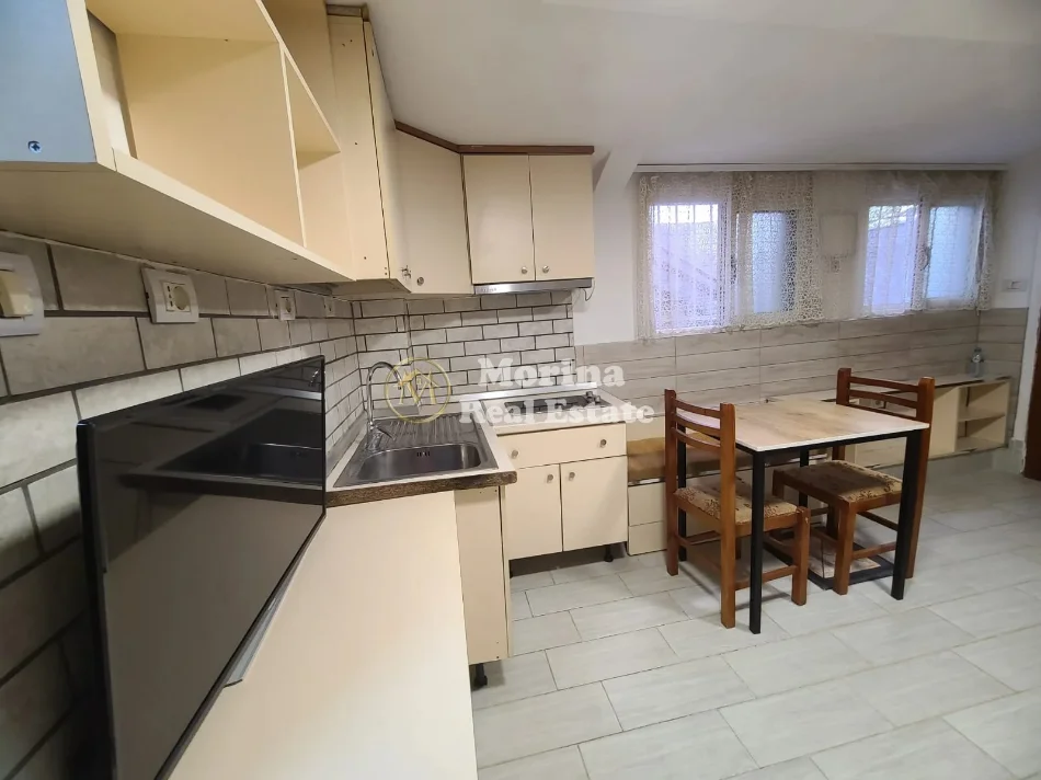 Tirane, jepet me qera garsonier Kati 1, 35 m² 310 € (Rruga 5 Maji)
