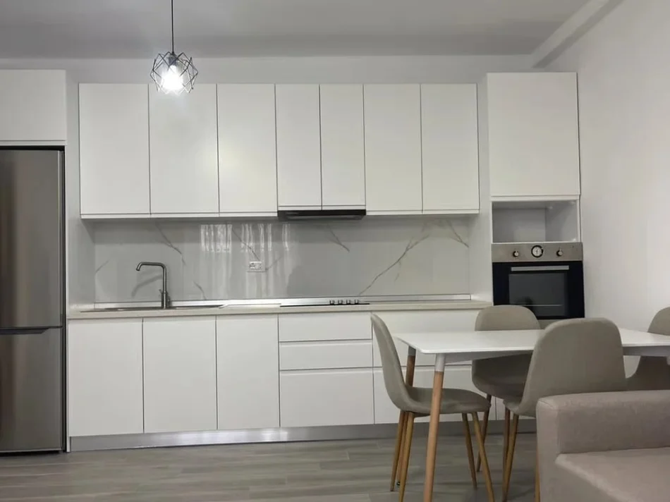 Tirane, jepet me qera apartament 3+1+Ballkon 2, 120 550 (5 Maji)