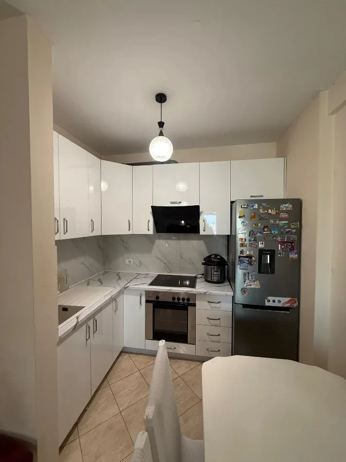 Tirane, jepet me qera apartament 1+1 Kati 6, 67 m² 500 € (Laprake)