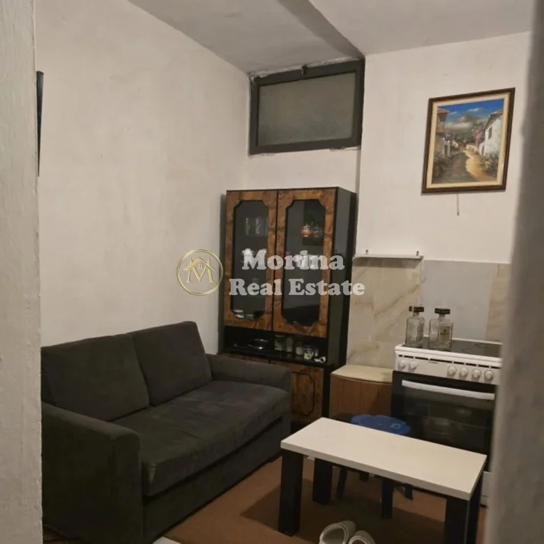 Tirane, jepet me qera shtepi 1+1 Kati 1, 50 m² 300 € (Vasil Shanto)