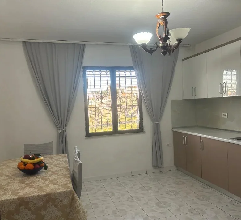 Tirane, jepet me qera shtepi 1+1 Kati 1, 120 m² 400 € (Paskuqan)