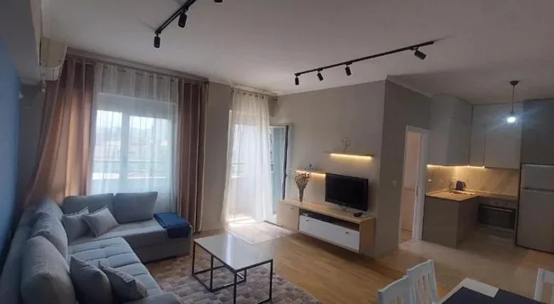 Tirane, jepet me qera apartament 1+1 Kati 4, 70 m² 600 € (Rruga e Dibres)
