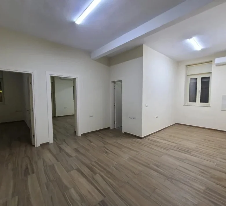 Tirane, jepet me qera ambjent biznesi Kati 2, 75 m² 850 € (Rruga Fortuzi)