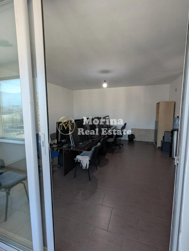 Tirane, jepet me qera ambjent biznesi Kati 5, 98 m² 800 € (Zogu i Zi)