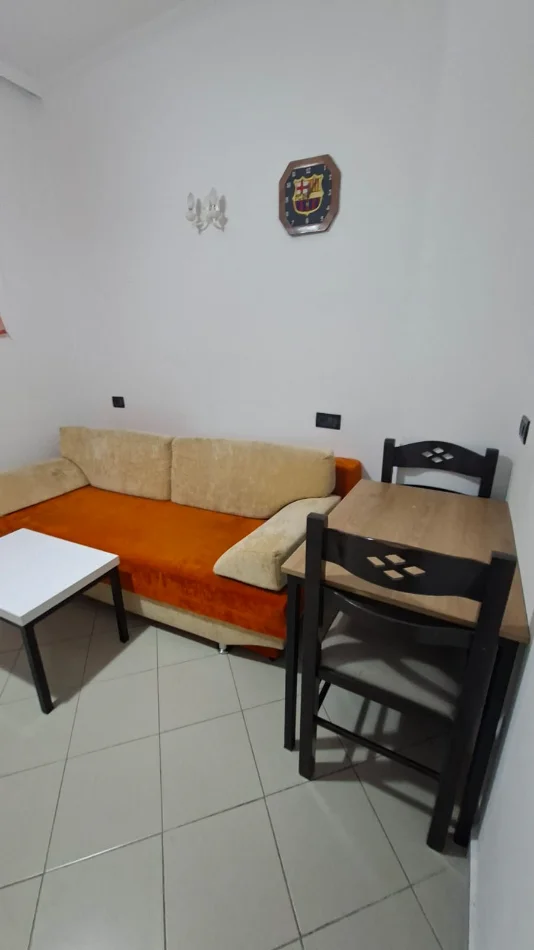Tirane, jepet me qera apartament 1+1 , 50 m² 300 € (Rruga 5 maji)