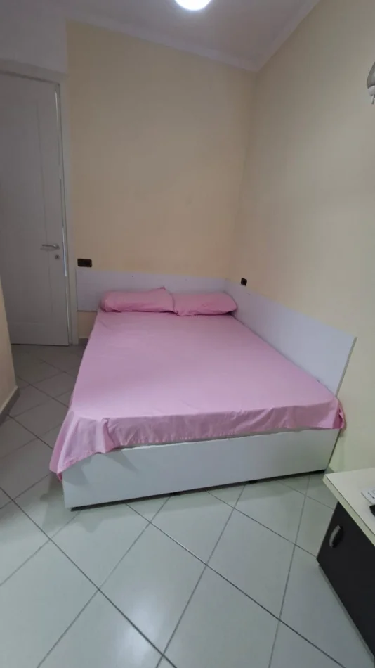 Tirane, jepet me qera apartament 1+1 , 50 m² 300 € (Rruga 5 maji)