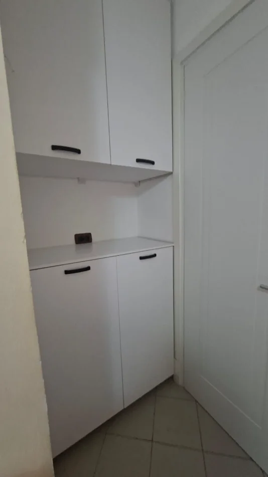 Tirane, jepet me qera apartament 1+1 , 50 m² 300 € (Rruga 5 maji)
