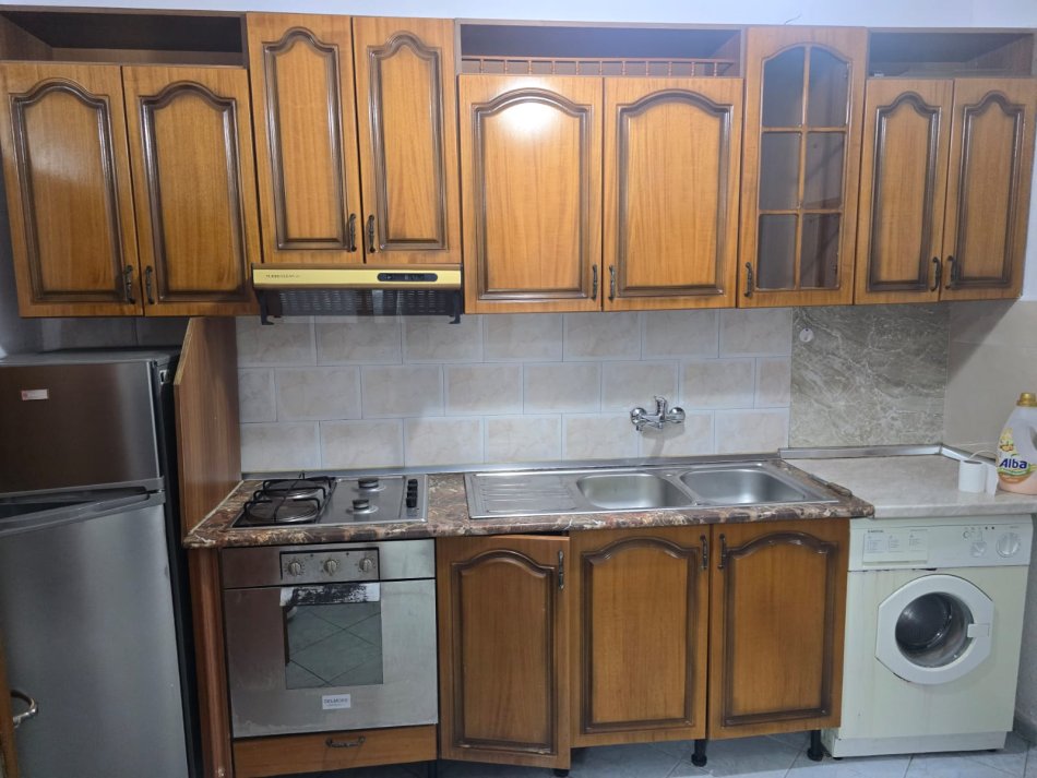 Tirane, jepet me qera apartament 1+1 Kati 1, 55 m² 300 € (Jordan Misja)